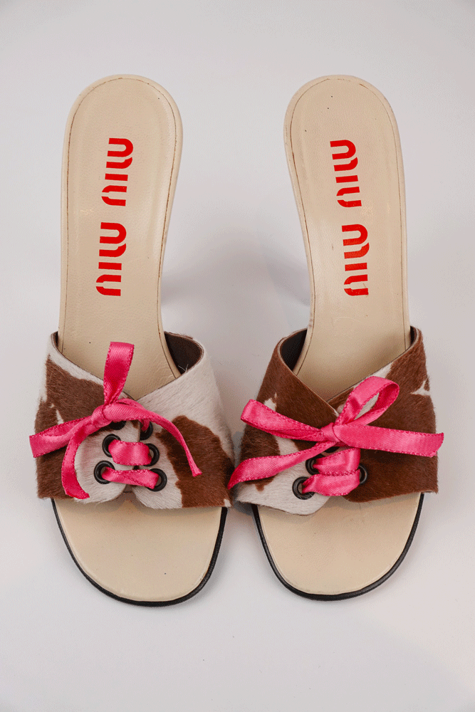 靴 Vintage Miu Miu Cowhide Bow Sandals 36 Miu Miu Open Toes Hells Cow and Pink Ribbon – Sourced by Scottie