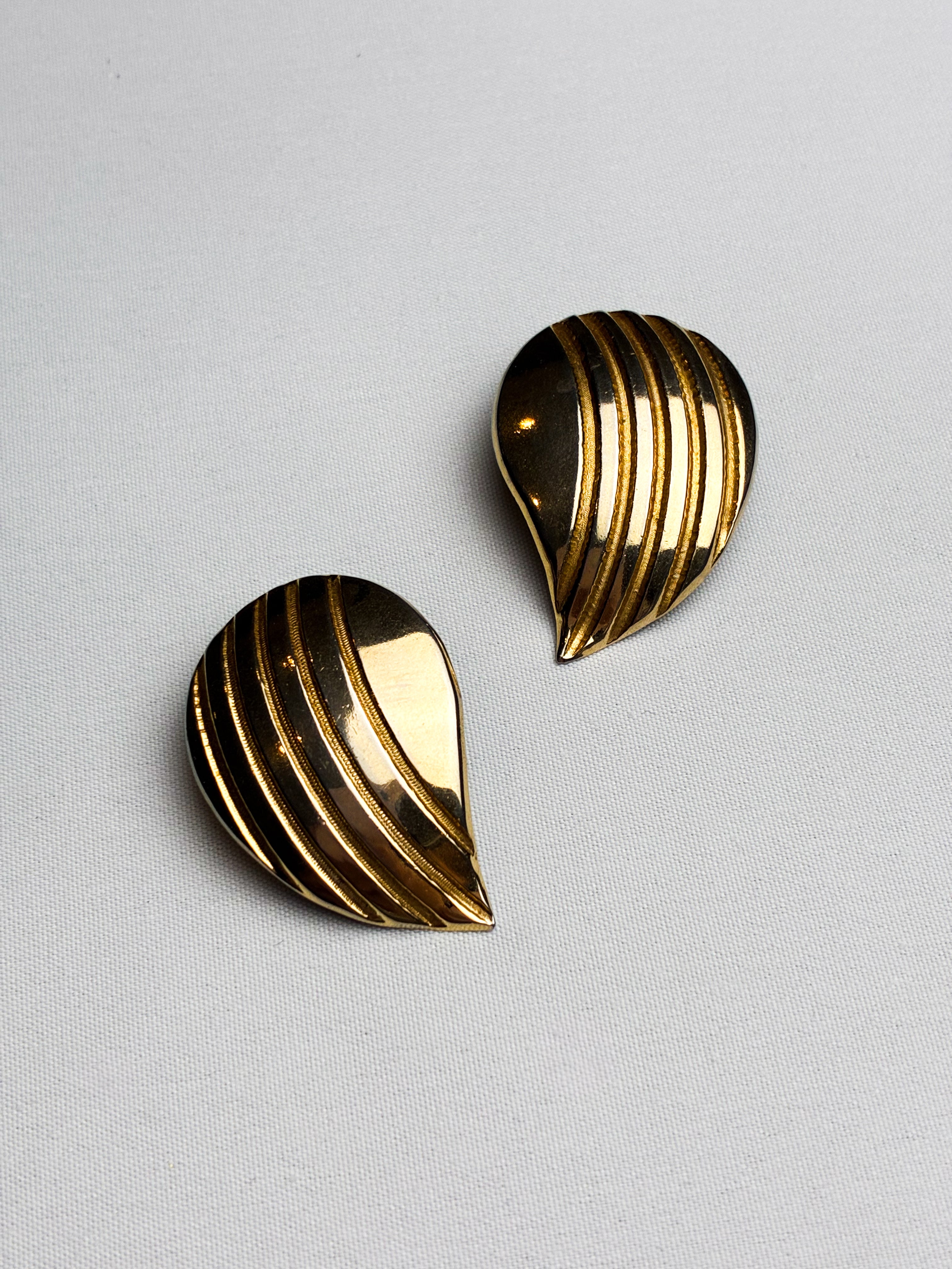 Vintage Gold Ribbed Teardrop Clip-On Earrings