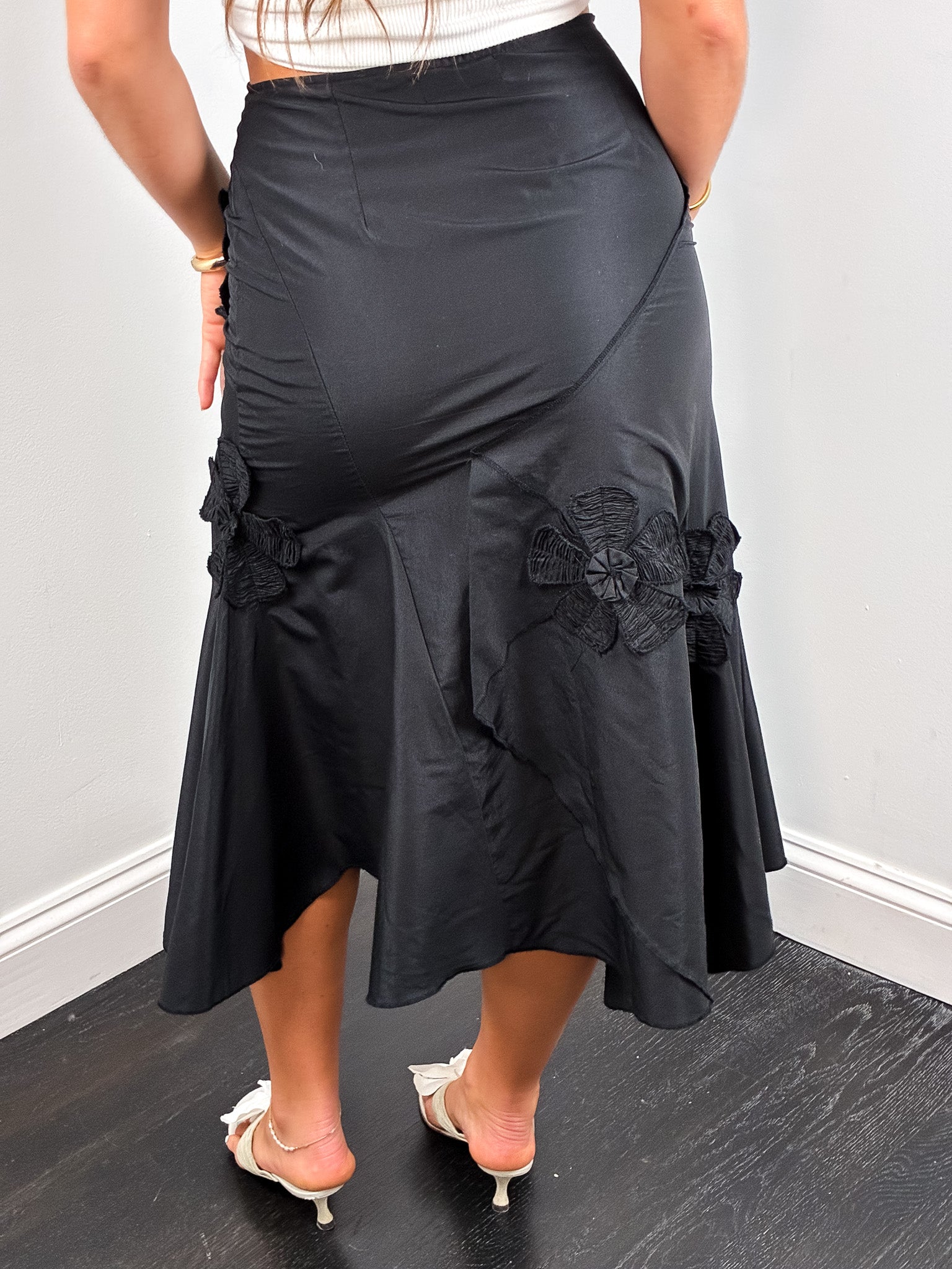 L33 2000s Black Floral Appliqué Handkerchief Hem Midi Skirt - S/M