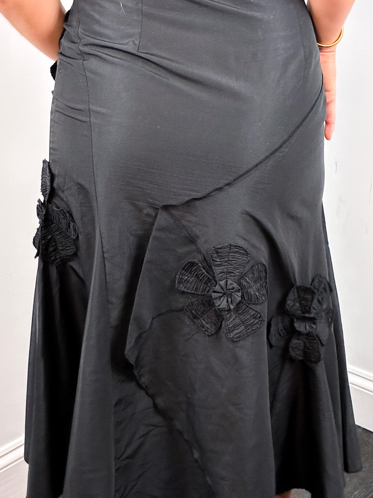 L33 2000s Black Floral Appliqué Handkerchief Hem Midi Skirt - S/M