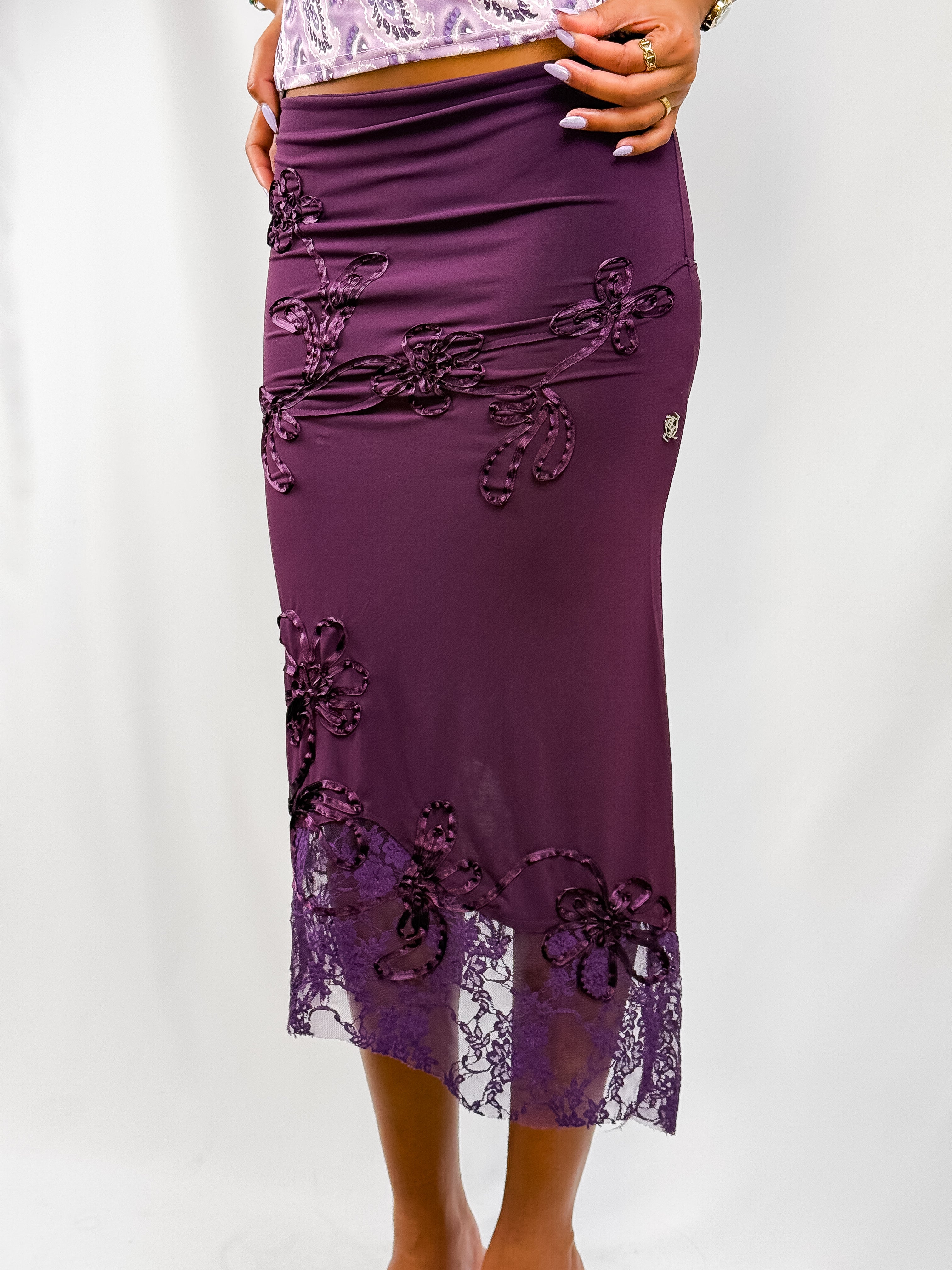 Enzo Loco 2000s Aubergine Satin Appliqué Lace Hem Midi Skirt - XS/S