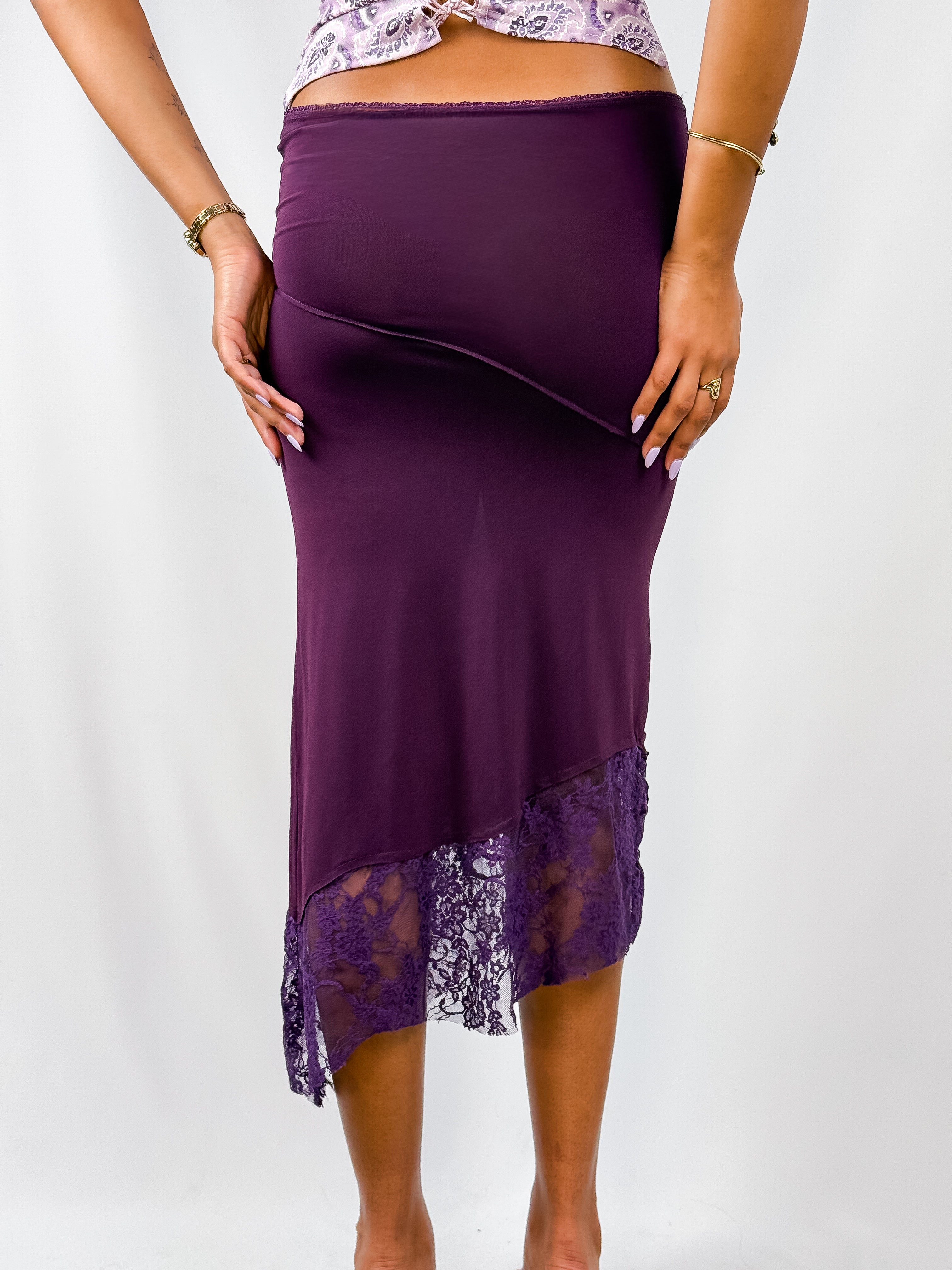 Enzo Loco 2000s Aubergine Satin Appliqué Lace Hem Midi Skirt - XS/S