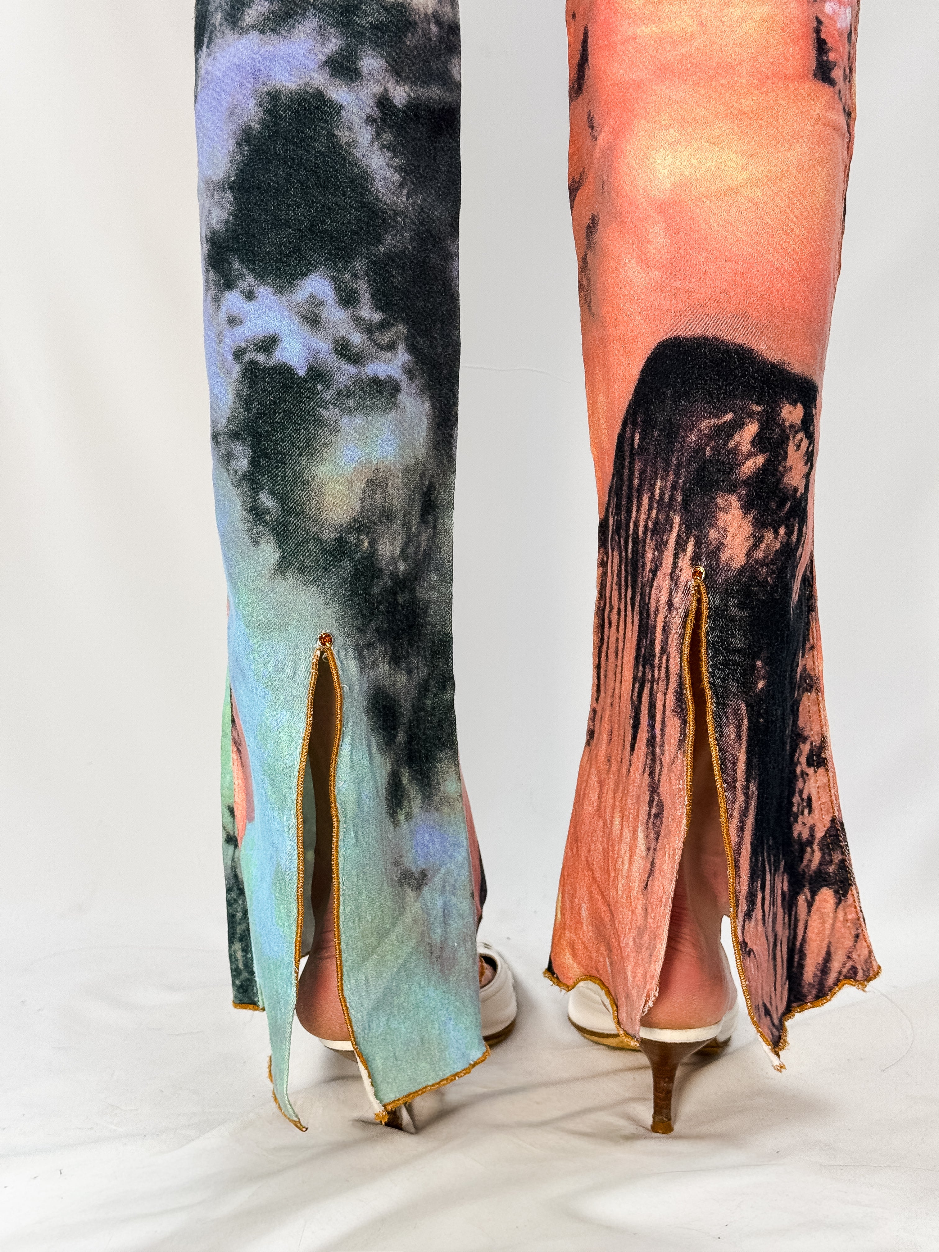 Voyage Passion 2000s Romantic Embrace Print Flare Jeans - S/M