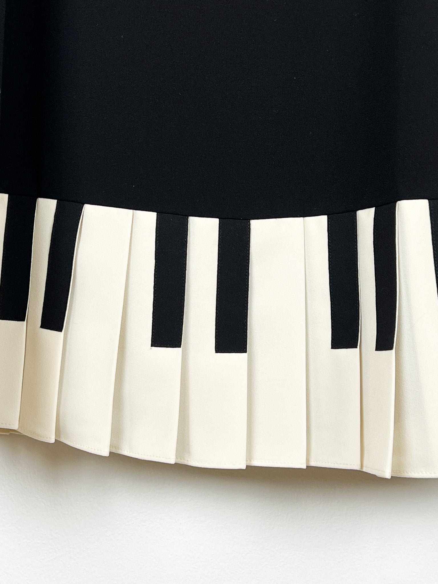 Moschino Cheap and Chic 2000s Black Piano Key Pleated Hem Shift Dress - IT 42